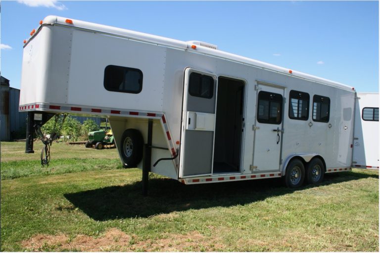 Horton 3-horse slant-load trailer 8'tall x 8'wide
